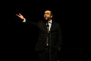 Idealizador do Prêmio Bibi Ferreira, Marllos Silva faz discurso de abertura da oitava edição - Foto: Bruno Poletti - Blog do Arcanjo