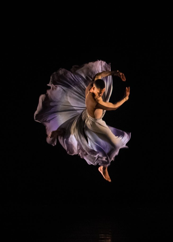 O bailarino Otávio Portela em Umbó, coreografia de Leilane Teles com a São Paulo Companhia de Dança - Foto: Marcelo Machado/Divulgação - Blog do Arcanjo