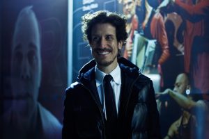 O ator e figurinista Theodoro Cochrane no tapete vermelho do 8º Prêmio Bibi Ferreira - Foto: Bruno Poletti - Blog do Arcanjo
