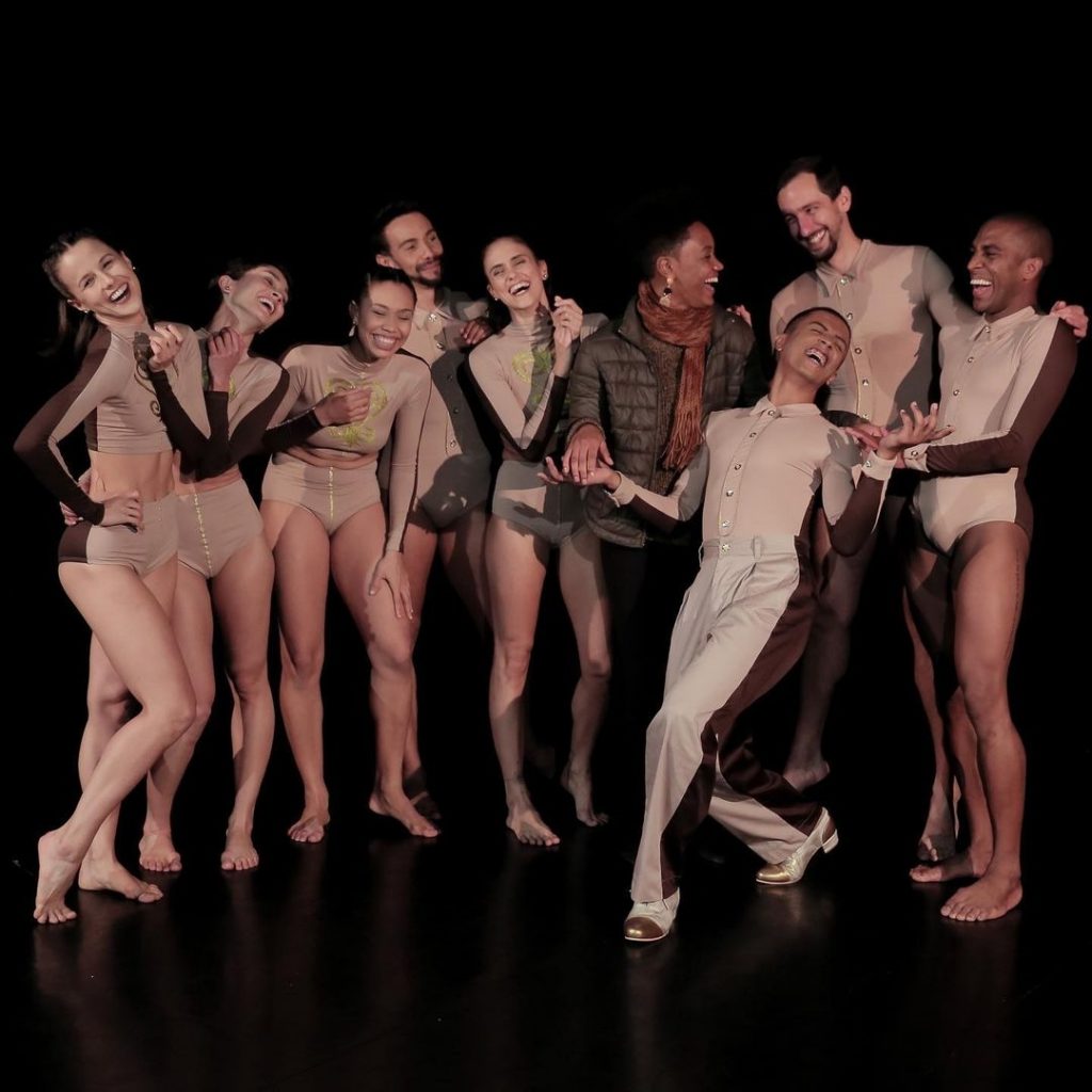 Leilane Teles entre os bailarinos da São Paulo Companhia de Dança que dançam Umbó, coreografia criada pela artista baiana - Foto: Marcelo Machado/Divulgação - Blog do Arcanjo