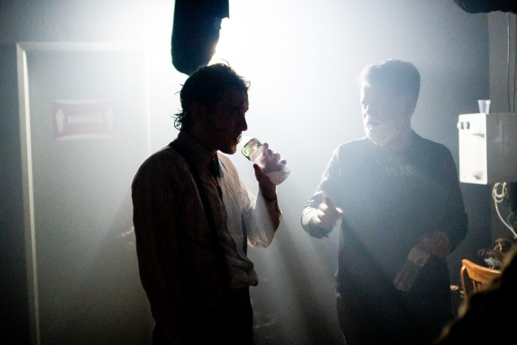 O ator Marcel Octavio e o diretor Zé Henrique de Paula nos bastidores da estreia de Assassinato para Dois no Teatro das Artes - Foto: Edson Lopes Jr. - Blog do Arcanjo