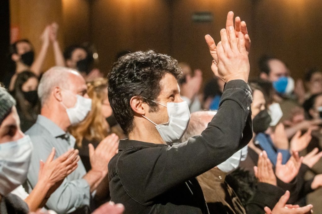 O ator Fabiano Augusto aplaudiu a estreia do musical Assassinato para Dois no Teatro das Artes - Foto: Edson Lopes Jr. - Blog do Arcanjo
