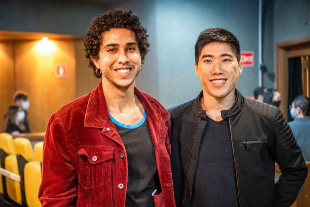 O ator e jornalista Luiz Vieira e o médico Henrique Yamate prestigiaram a estreia do musical Assassinato para Dois no Teatro das Artes - Foto: Edson Lopes Jr. - Blog do Arcanjo