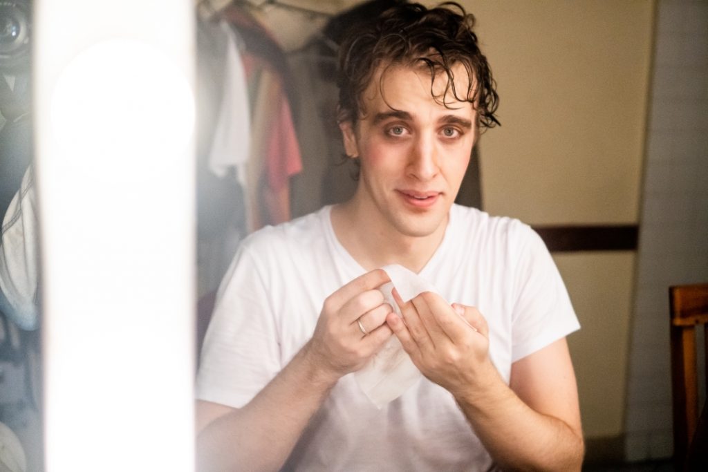 O ator Marcel Octavio  no camarim da estreia do musical Assassinato para Dois no Teatro das Artes - Foto: Edson Lopes Jr. - Blog do Arcanjo