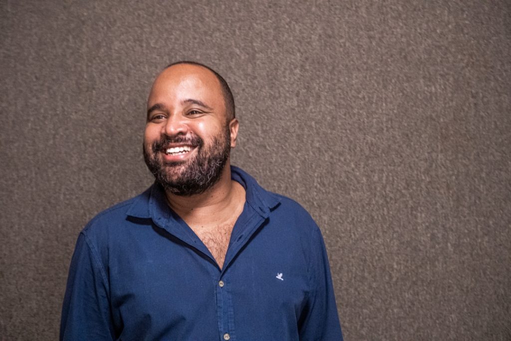 Miguel Arcanjo Prado, jornalista, crítico e curador de arte, prestigiou a estreia do musical Assassinato para Dois no Teatro das Artes - Foto: Edson Lopes Jr. - Blog do Arcanjo