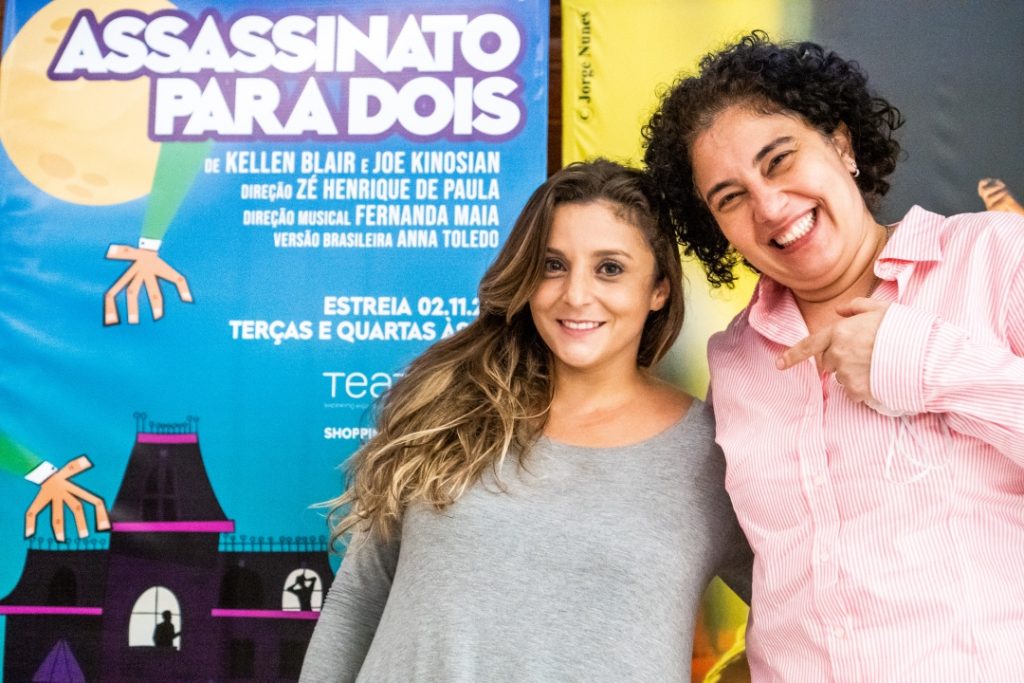 As assessoras Thais Peres Forte e Beth Gallo prestigiaram a estreia do musical Assassinato para Dois no Teatro das Artes - Foto: Edson Lopes Jr. - Blog do Arcanjo