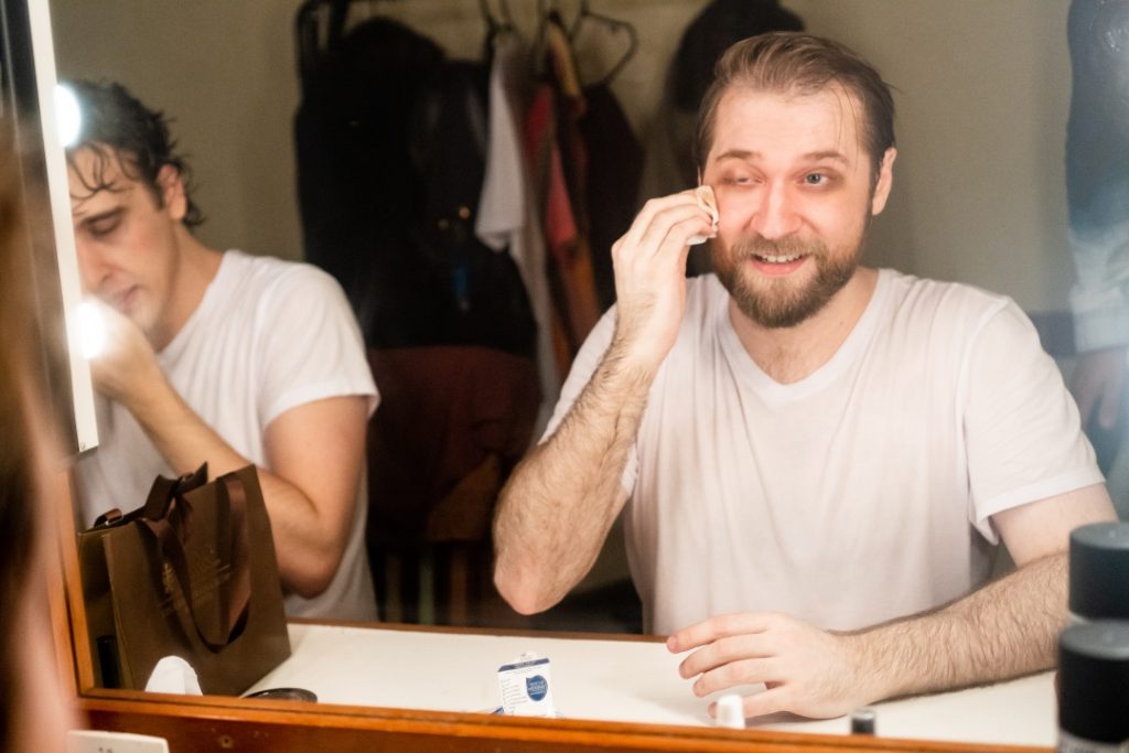 Os atores Marcel Octavio e Thiago Perticarrari no camarim da estreia do musical Assassinato para Dois no Teatro das Artes - Foto: Edson Lopes Jr. - Blog do Arcanjo