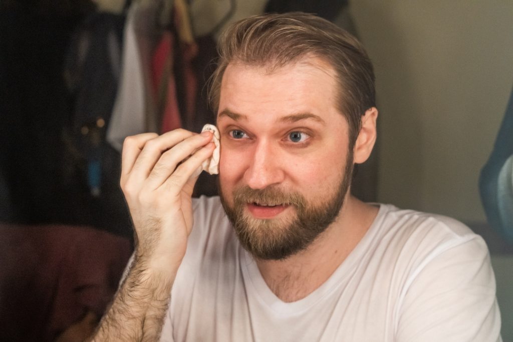 O ator Thiago Perticarrari no camarim da estreia do musical Assassinato para Dois no Teatro das Artes - Foto: Edson Lopes Jr. - Blog do Arcanjo