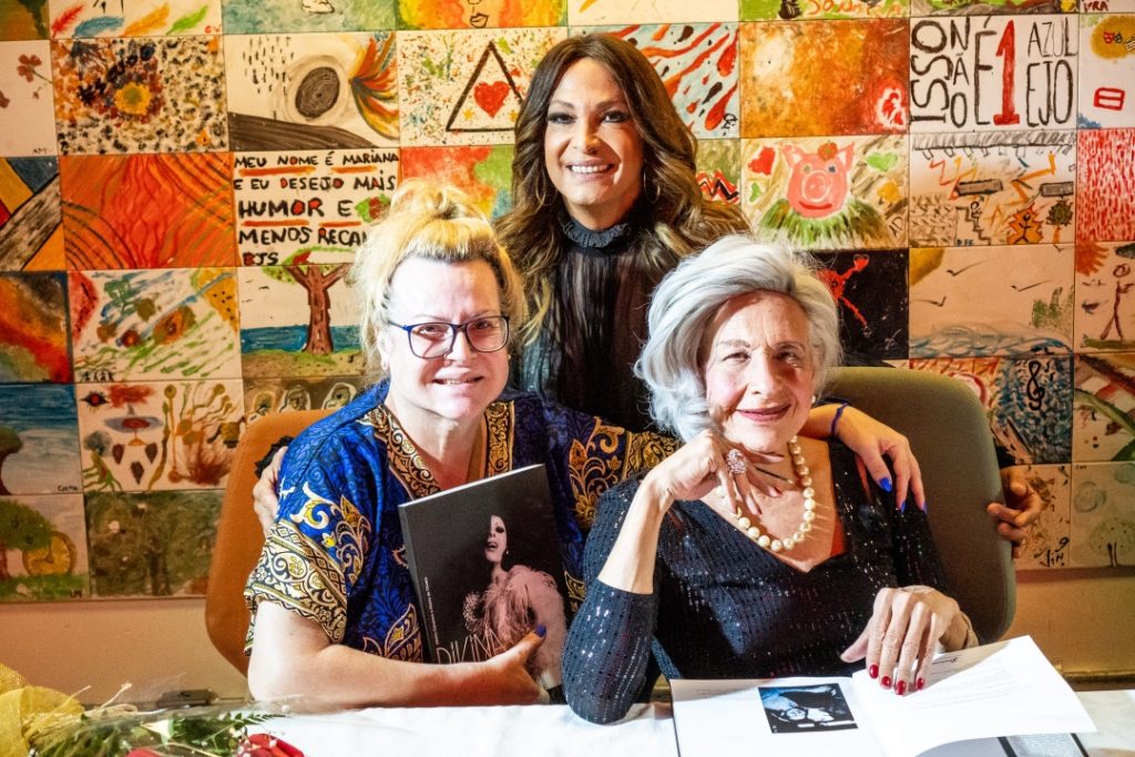 Estrelas unidas: Gretta Star, Divina Núbia e Divina Valéria no lançamento da biografia da diva escrita com Os Albertos na SP Escola de Teatro - Foto: Edson Lopes Jr. - Blog do Arcanjo