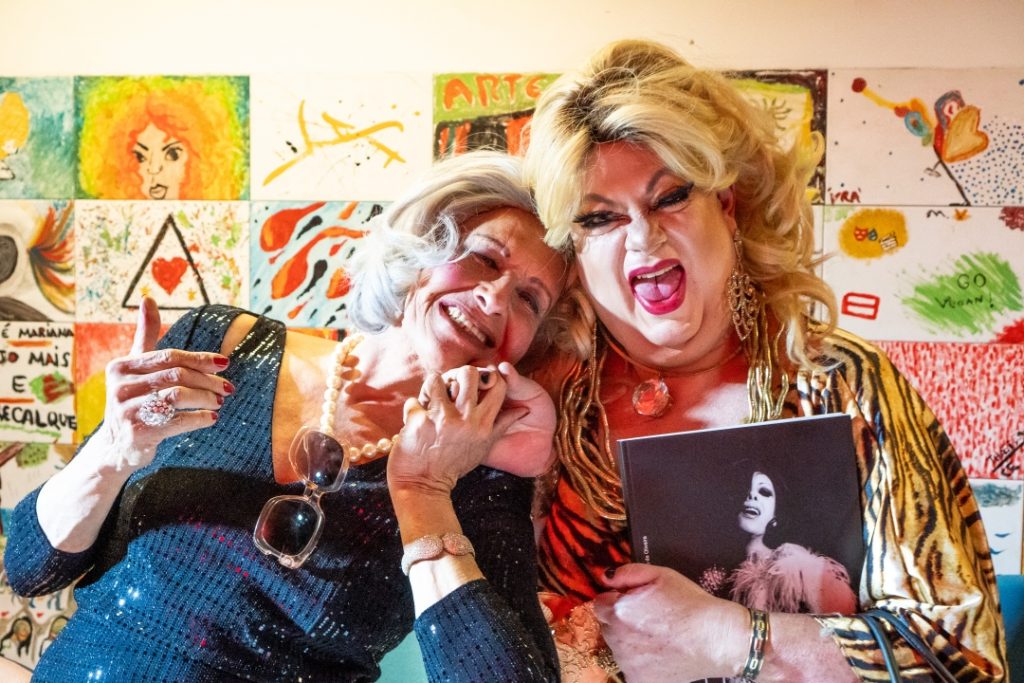 Divina Valéria e Kaká di Polly no lançamento da biografia da diva escrita com Os Albertos na SP Escola de Teatro - Foto: Edson Lopes Jr. - Blog do Arcanjo