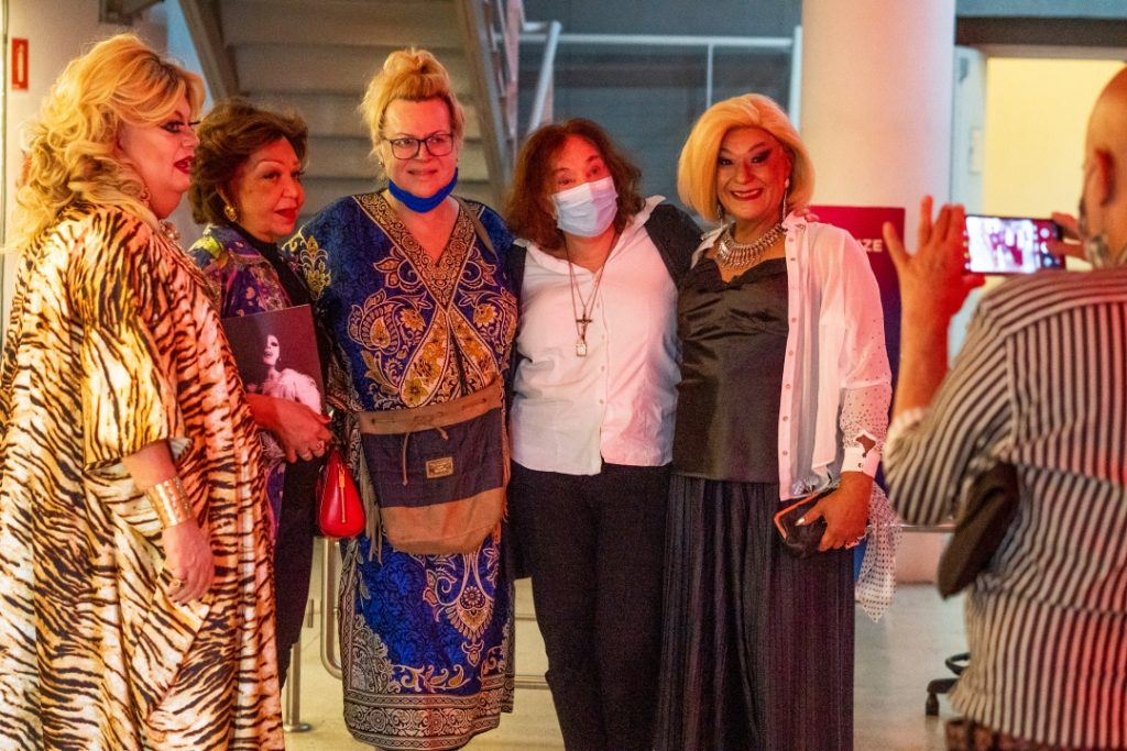 Lendas reunidas: Kaká di Polly, Eloína dos Leopardos, Gretta Star, Lalá Laurenti e Lizz Camargo no lançamento da biografia de Divina Valéria escrita com Os Albertos na SP Escola de Teatro - Foto: Edson Lopes Jr. - Blog do Arcanjo