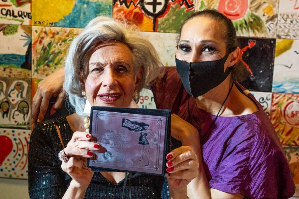 Divina Valéria recebeu o Prêmio Claudia Wonder do projeto SP TransVisão das mãos da atriz e bailarina Marcia Dailyn no lançamento de sua biografia na SP Escola de Teatro - Foto: Edson Lopes Jr. - Blog do Arcanjo