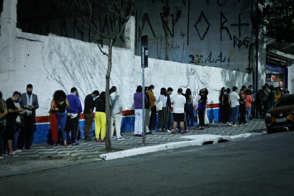 Público faz fila na rua Jaceguai para ver Paranoia no Teatro Oficina: retomada abraçada pelo público - Foto: Bruno Poletti - Blog do Arcanjo