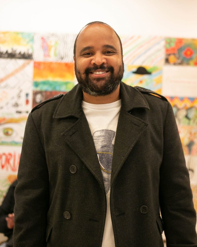 O jornalista e crítico de artes Miguel Arcanjo Prado, coordenador de Extensão Cultural e Projetos Especiais da SP Escola de Teatro, aplaudiu estreia de Avoapé, na reabertura da Sala Alberto Guzik na SP Escola de Teatro - Foto: Rafa Marques/Adaap - Blog do Arcanjo