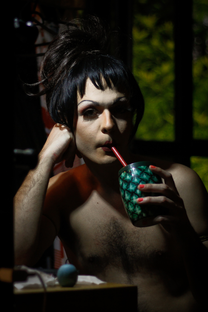 O ator Kael Studart, a drag Kaëka Tchëka, nos bastidores de Paranoia, que reabre o Teatro Oficina - Foto: Bruno Poletti - Blog do Arcanjo