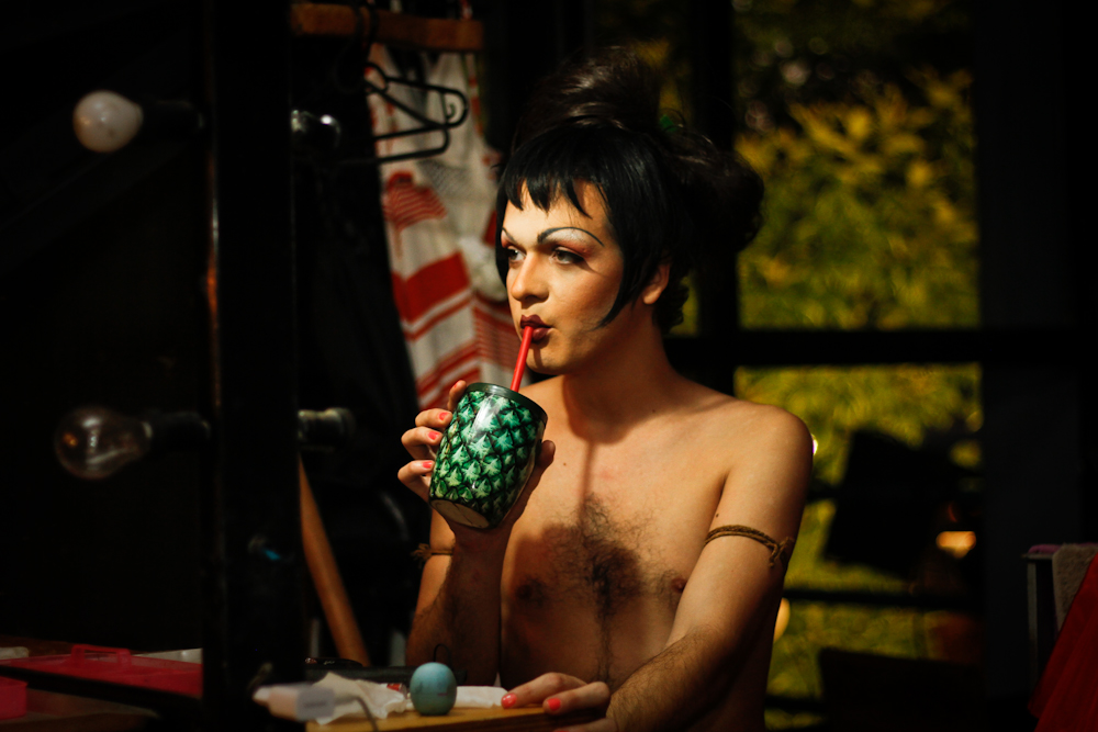 O ator Kael Studart, a drag Kaëka Tchëka, nos bastidores de Paranoia, que reabre o Teatro Oficina - Foto: Bruno Poletti - Blog do Arcanjo
