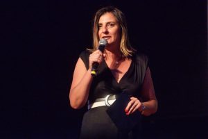 A jurada Adriana de Barros, de Música, no Prêmio Arcanjo de Cultura 2021 no Theatro Municipal de São Paulo - Foto Edson Lopes Jr. - Blog do Arcanjo