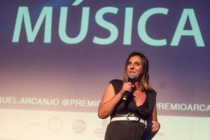 A jurada Adriana de Barros, de Música, no Prêmio Arcanjo de Cultura 2021 no Theatro Municipal de São Paulo - Foto Edson Lopes Jr. - Blog do Arcanjo