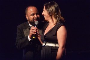 O idealizador Miguel Arcanjo Prado e a jurada Adriana de Barros, de Música, no Prêmio Arcanjo de Cultura 2021 no Theatro Municipal de São Paulo - Foto Edson Lopes Jr. - Blog do Arcanjo