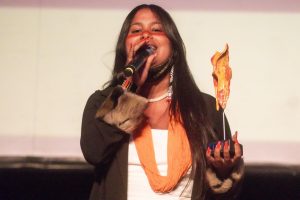A cantora Kaê Guajajara, vencedora em Música do Prêmio Arcanjo de Cultura 2021 no Theatro Municipal de São Paulo - Foto Edson Lopes Jr. - Blog do Arcanjo