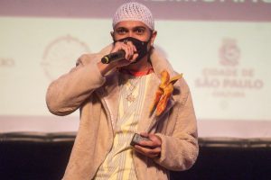 O cantor e rapper Don L, vencedor em Música, no Prêmio Arcanjo de Cultura 2021 no Theatro Municipal de São Paulo - Foto Edson Lopes Jr. - Blog do Arcanjo