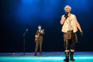 João Suplicy e Supla, vencedor em Redes, no Prêmio Arcanjo de Cultura 2021 no Theatro Municipal de São Paulo - Foto Edson Lopes Jr. - Blog do Arcanjo