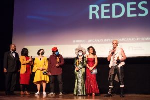 Vencedores em Redes com o idealizador Miguel Arcanjo Prado e a jurada Zirlene Lemos, Festival Universo AfroMusic, Célia Xakriabá e Supla no Prêmio Arcanjo de Cultura 2021 no Theatro Municipal de São Paulo - Foto Edson Lopes Jr. - Blog do Arcanjo