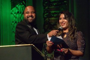 O idealizador Miguel Arcanjo Prado e a jurada Elba Kriss, de Streaming TV, no Prêmio Arcanjo de Cultura 2021 no Theatro Municipal de São Paulo - Foto Edson Lopes Jr. - Blog do Arcanjo