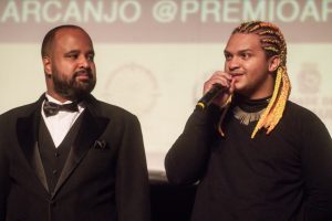 Miguel Arcanjo Prado e o ator Madson Vilela, da peça Turmalina 18-50, da Cia Cerne, vencedora em Teatro no Prêmio Arcanjo de Cultura 2021 no Theatro Municipal de São Paulo - Foto Edson Lopes Jr. - Blog do Arcanjo