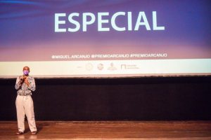 Leandro Vieira, de A Cor Púrpura, musical vencedor em Especial pelo seu elenco, no Prêmio Arcanjo de Cultura 2021 no Theatro Municipal de São Paulo - Foto Edson Lopes Jr. - Blog do Arcanjo