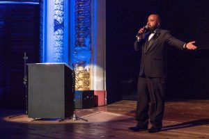 Miguel Arcanjo Prado, mestre de cerimônias e idealizador do Prêmio Arcanjo de Cultura 2021 no Theatro Municipal de São Paulo - Foto Edson Lopes Jr. - Blog do Arcanjo