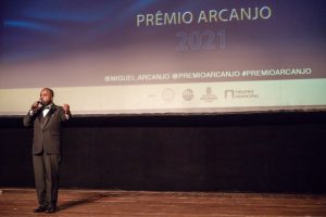 Miguel Arcanjo Prado, mestre de cerimônias e idealizador do Prêmio Arcanjo de Cultura 2021 no Theatro Municipal de São Paulo - Foto Edson Lopes Jr. - Blog do Arcanjo
