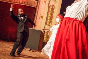 Miguel Arcanjo Prado e Ilu Obá De Min, vencedor em Especial, no Prêmio Arcanjo de Cultura 2021 no Theatro Municipal de São Paulo - Foto Edson Lopes Jr. - Blog do Arcanjo