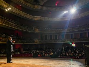 O idealizador, jornalista, crítico e presidente do júri Miguel Arcanjo Prado no Prêmio Arcanjo de Cultura 2021 no Theatro Municipal de São Paulo - Foto Edson Lopes Jr. - Blog do Arcanjo
