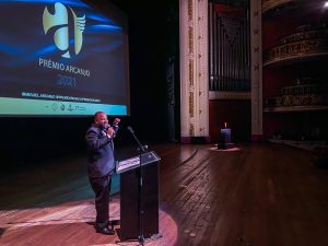 O idealizador, jornalista, crítico e presidente do júri Miguel Arcanjo Prado no Prêmio Arcanjo de Cultura 2021 no Theatro Municipal de São Paulo - Foto Edson Lopes Jr. - Blog do Arcanjo