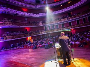 O idealizador, jornalista, crítico e presidente do júri Miguel Arcanjo Prado no Prêmio Arcanjo de Cultura 2021 no Theatro Municipal de São Paulo - Foto Edson Lopes Jr. - Blog do Arcanjo