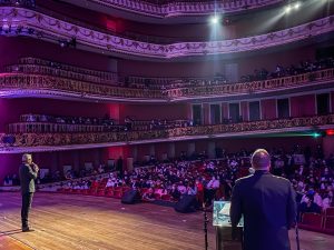 O jurado de Artes Visuais, Bob Sousa, e o idealizador Miguel Arcanjo Prado no Prêmio Arcanjo de Cultura 2021 no Theatro Municipal de São Paulo - Foto Edson Lopes Jr. - Blog do Arcanjo