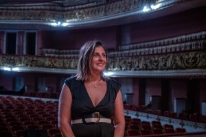 Adriana de Barros, jurada de Música do Pêmio Arcanjo de Cultura no Theatro Municipal de São Paulo - Foto Edson Lopes Jr. - Blog do Arcanjo