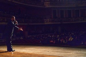 Miguel Arcanjo Prado no Prêmio Arcanjo de Cultura 2021 no Theatro Municipal de São Paulo - Foto: Edson Lopes Jr. - Blog do Arcanjo