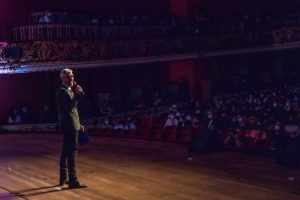 O jurado Bob Sousa, de Artes Visuais, no Prêmio Arcanjo de Cultura 2021 no Theatro Municipal de São Paulo - Foto: Edson Lopes Jr. - Blog do Arcanjo