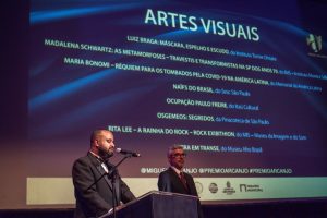 Miguel Arcanjo Prado e o jurado Bob Sousa, de Artes Visuais, no Prêmio Arcanjo de Cultura 2021 no Theatro Municipal de São Paulo - Foto: Edson Lopes Jr. - Blog do Arcanjo