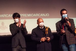 João Lee, Chico Spinosa e Guilherme Samora representando a exposição Rita Lee no MIS, vencedora em Artes Visuais no Prêmio Arcanjo de Cultura 2021 no Theatro Municipal de São Paulo - Foto: Edson Lopes Jr. - Blog do Arcanjo