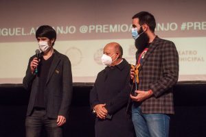 João Lee, Chico Spinosa e Guilherme Samora representando a exposição Rita Lee no MIS, vencedora em Artes Visuais no Prêmio Arcanjo de Cultura 2021 no Theatro Municipal de São Paulo - Foto: Edson Lopes Jr. - Blog do Arcanjo