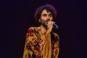 O cantor Rico Ayade interpreta O Leãozinho no Prêmio Arcanjo de Cultura no Theatro Municipal de São Paulo - Foto: Edson Lopes Jr. - Blog do Arcanjo