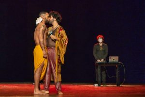 O cantor Rico Ayade e o dançarino Victor Rabelo durante sua apresentação da música O Leãozinho no Prêmio Arcanjo 2021 no Theatro Municipal de SP - Foto: Edson Lopes Jr. - Blog do Arcanjo