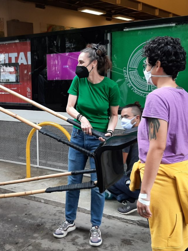 Eleonora Fabião celebra parceria com SP Escola de Teatro na Bienal