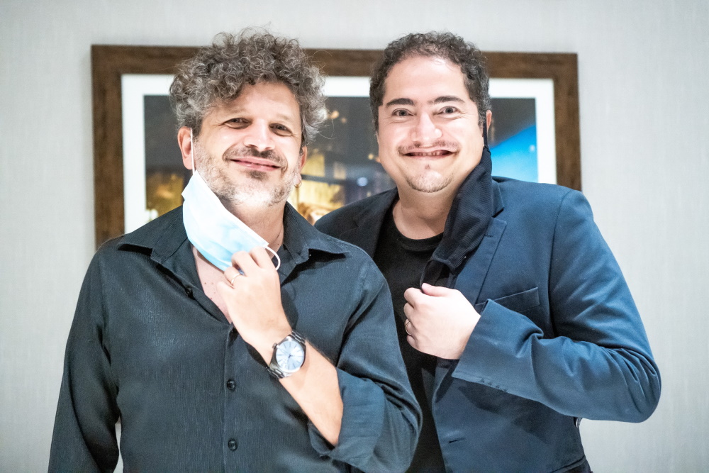 O jornalista Dirceu Alves Jr. e o produtor teatral Fernando Padilha na sessão especial de 15 anos da peça A Alma Imoral no Teatro MorumbiShopping - Foto: Edson Lopes Jr. - Blog do Arcanjo 