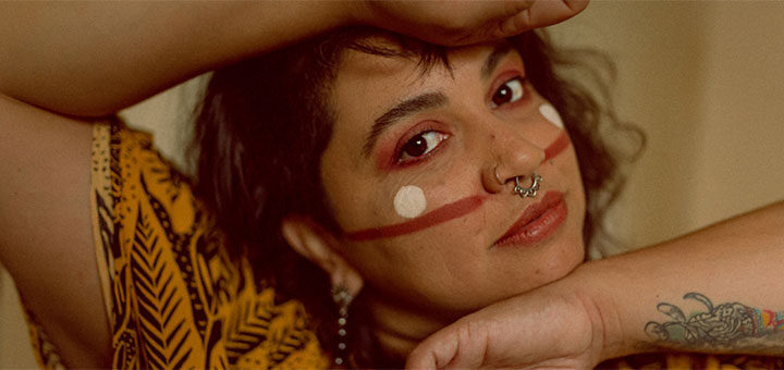 Claudia Manzo é uma cantora ‘brachilena’ que aborda questões femininas em suas letras - Foto: Luciana Diniz – Blog do Arcanjo