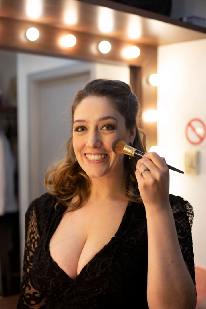 Mariana Gallindo no camarim de Amor por Anexins no Teatro Eva Herz - Foto: Rafa Marques – Blog do Arcanjo