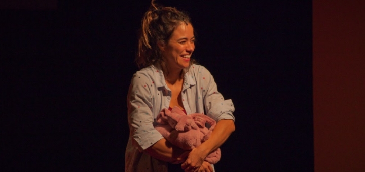Miá Mello encarna os desafios da maternidade real no palco do Teatro das Artes - Foto: Annelize Tozetto – Blog do Arcanjo